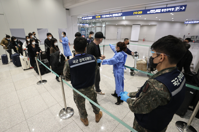 9일 인천국제공항 제2여객터미널 코로나19 검사센터에서 검사를 기다리는 중국발 입국자들. 연합뉴스