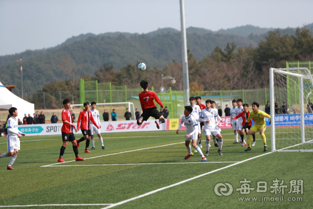 지난 1월 전국 36개팀 1천500여명의 축구팀이 전지훈련을 위해 영덕을 찾았다. 영덕에서 열린 한 축구대회 모습. 영덕군 제공