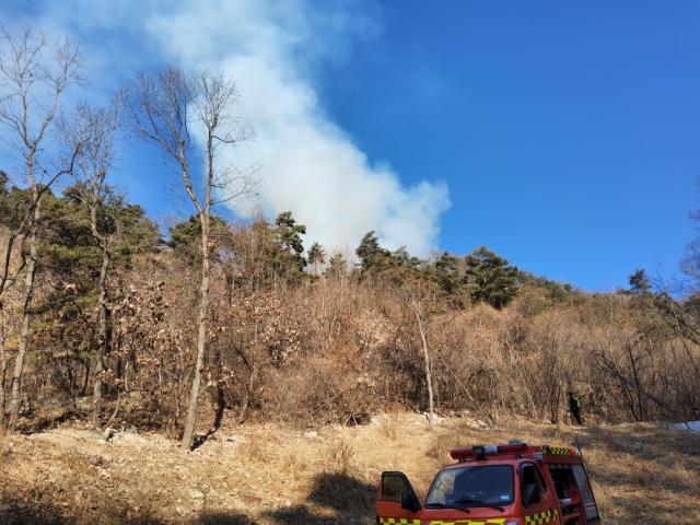 12일 오후 1시 36분쯤 경북 구미시 옥성면 산촌리 1259 일대 야산에서 산불이 발생, 당국이 진화 작업 중이다. 경북소방본부