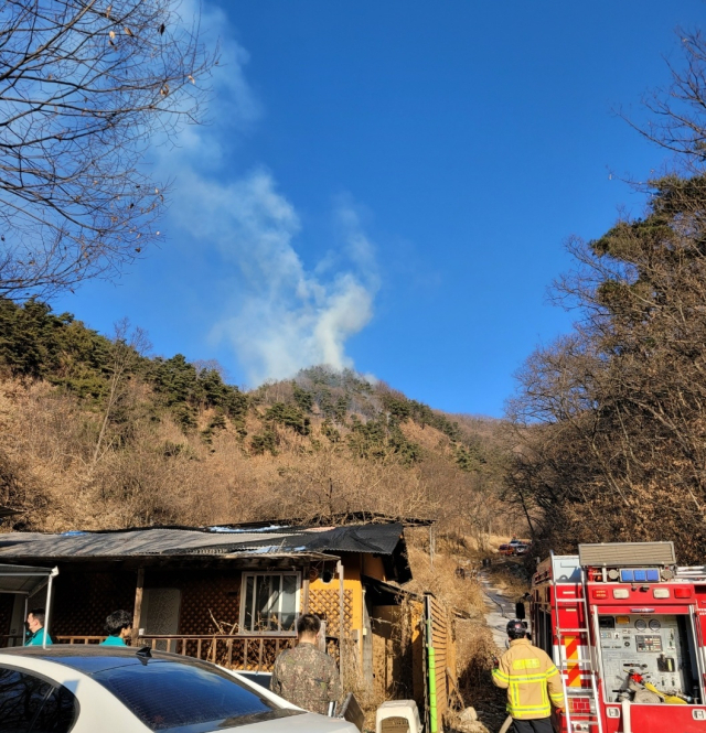 12일 오후 1시 36분쯤 경북 구미시 옥성면의 한 야산에서 발생한 불이 2시간 여만에 잡혔다. 경북소방본부 제공