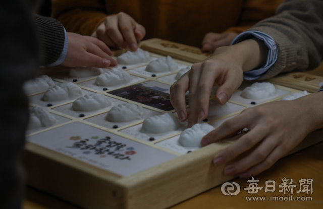 13일 시각장애 교육기관인 대구 광명학교에서 열린 졸업식에서 3D 프린터로 제작된 졸업앨범을 받은 졸업생들이 친구들의 얼굴을 손으로 만지고 있다. 우태욱 기자 woo@imaeil.com