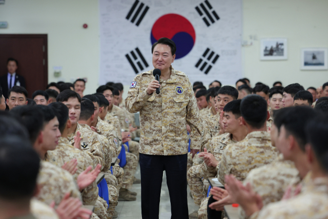 아랍에미리트(UAE)를 국빈 방문 중인 윤석열 대통령이 15일(현지시간) 현지에 파병중인 아크부대를 방문, 장병들을 격려하고 있다. 연합뉴스