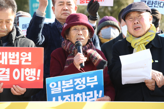 17일 광주 동구 5·18민주광장에서 일제 강제동원 피해자인 양금덕 할머니와 역사를 지키는 광주 시민사회단체 일동이 기자회견을 열고 제3자인 일제강제동원피해자지원재단 재원으로 판결금을 대신 변제받도록 하는 정부 배상안에 대해 반발하고 있다. 연합뉴스