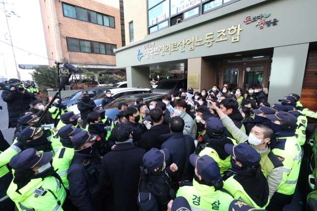 18일 오후 국정원이 압수수색 중인 서울 영등포구 민주노총 전국보건의료산업노동조합 사무실 입구에서 경찰이 노조원들을 막아서고 있다. 연합뉴스