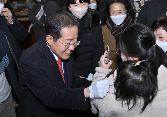 18일 홍준표 대구시장은 올해로 100주년을 맞은 전국 최고(最古), 최대 전통시장인 서문시장을 방문, 민족 최대 명절 설을 앞두고 장보기에 나섰다. 홍 시장은 1월 한 달간 5~10% 특별 할인 판매하는 