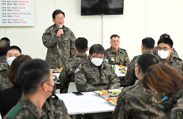 더불어민주당 이재명 대표가 19일 오후 경기도 파주 소재 방공부대를 방문해 단거리 지대공 유도미사일 천마 등을 살펴본 뒤 부대 식당에서 식사 전 인사말을 하고 있다. 연합뉴스