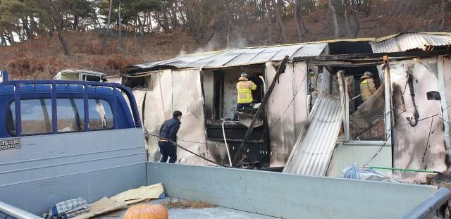 상주 낙동면 화산리 주택 화재 진압 장면. 경북소방본부 제공