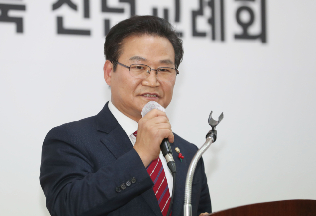 2일 오후 국민의힘 대구시당에서 열린 2023년 국민의힘 대구·경북 신년교례회에서 김용판 대구시당위원장이 당원들에게 인사하고 있다. 연합뉴스