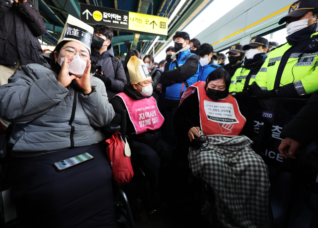 지난 1월 20일 오전 경기 시흥시 지하철 4호선 오이도역에서 전국장애인차별철폐연대(전장연) 회원들이 탑승 시위를 벌이려다 경찰과 대치하고 있다. 연합뉴스