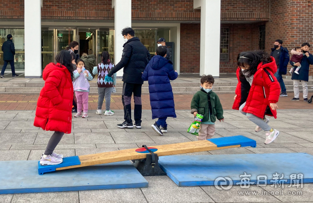 설연휴 시민들은 오랜만에 모인 가족, 친지들과 도심 공원, 박물관 등에 마련된 민속놀이장을 찾아 즐거운 시간을 보냈다. 23일 국립대구박물관에서 어린이들이 널뛰기 체험을 하고 있다. 우태욱 기자 woo@imaeil.com