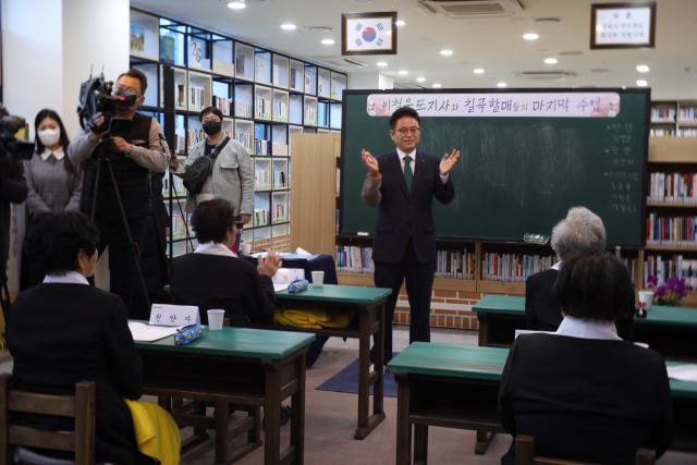 25일 경북도청에서 칠곡할매글꼴의 주인공 할머니들이 이철우 도지사의 