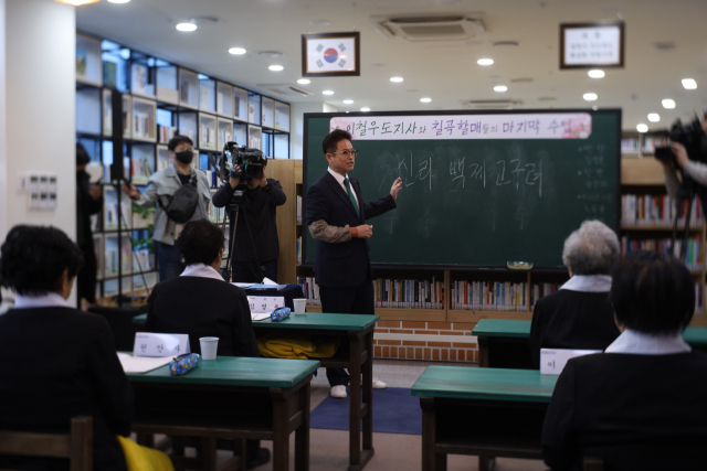 25일 경북도청에서 칠곡할매글꼴의 주인공 할머니들이 이철우 도지사의 