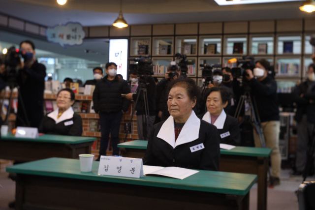 25일 경북도청에서 칠곡할매글꼴의 주인공 할머니들이 이철우 도지사의 