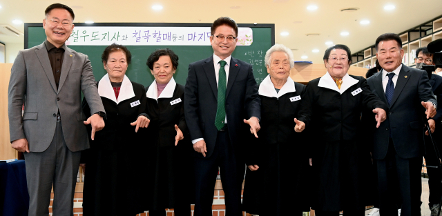 25일 경북도청에서 칠곡할매글꼴의 주인공 할머니들이 이철우(가운데) 도지사와 수업 후 교복 차림으로 기념촬영을 하고 있다. 왼쪽 김재욱 칠곡군수, 오른쪽 배한철 경북도의회 의장. 경북도 제공