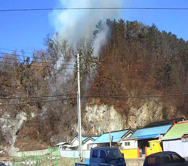 28일 오전 포항시 남구 구룡포읍 한 야산에서 산불이 발생해 산림당국이 진화 작업을 벌이고 있다. 경북소방본부 제공.