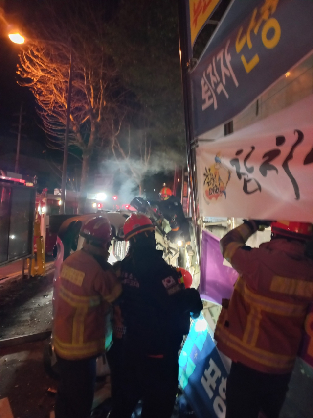 28일 오전 포항시 남구 호동 철강공단 삼거리에서 발생한 SUV차량 단독 충돌사고를 경찰과 소방당국이 수습하고 있다. 포항남부소방서 제공.