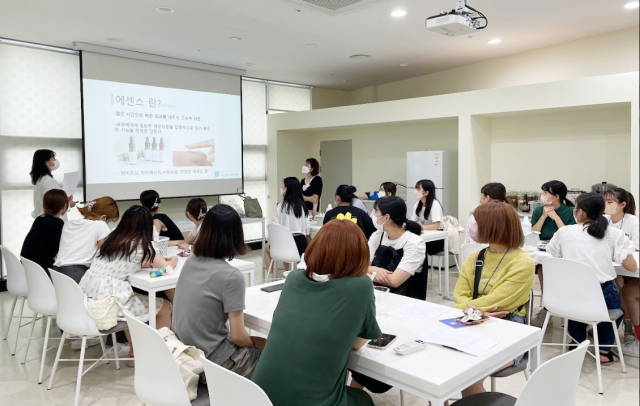 경산동의한방촌에서 화장품과 향수 등 만들기 체험 모습. 대구한의대 제공