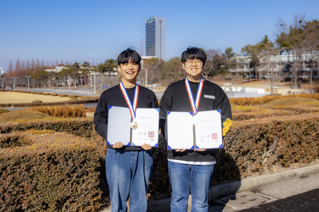 대통령 과학장학생에 선정된 영남대 로봇공학과 최지웅(왼쪽), 성민규 학생. 영남대 제공