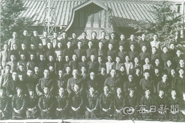 경산초등학교의 제 27회 졸업(1944년) 동기회 졸업기념 사진. 경산초교 제공