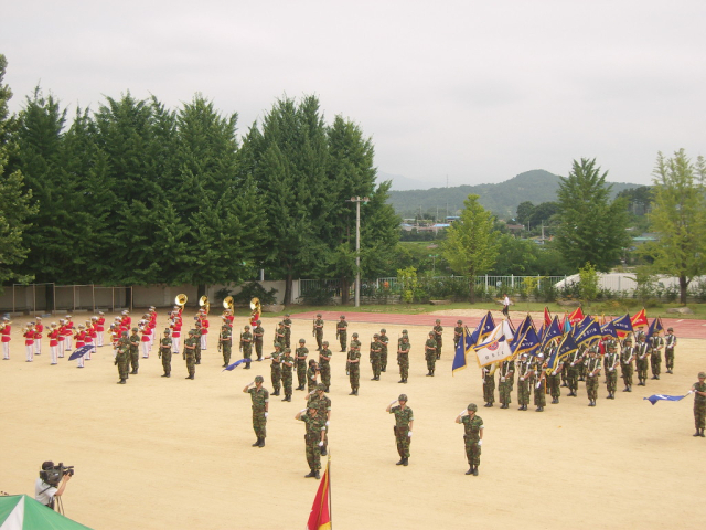 육군이 지난 2010년 2군단 창설 60주년 행사를 최초 창설지인 경북 상주 함창중·고에서 개최하고 있다. 함창고 제공