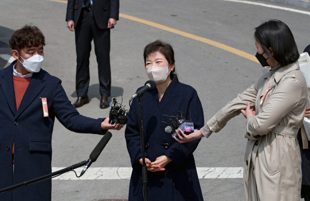 박근혜 전 대통령이 지난해 3월 24일 오후 대구 달성군 유가읍 사저 앞에 도착해 대국민 메시지를 발표하고 있다. 김영진 기자 kyjmaeil@imaeil.com