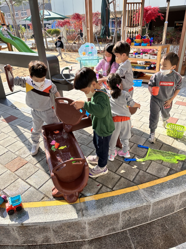 지난해 맘껏놀이 우수학급을 운영하고 있는 대구 북구 연경동에 있는 대구연경유치원에서 원생들이 낚시놀이를 하고 있다. 대구시교육청 제공