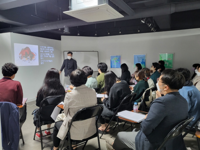 대구도슨트협회에서 도슨트 교육생을 대상으로 강의가 진행되고 있다. 대구도슨트협회 제공