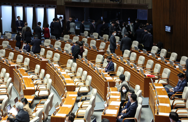 30일 오후 국회에서 열린 본회의에서 국민의힘 의원들이 양곡관리법 개정안 부의의 건 표결에 참여하지 않은 채 퇴장하고 있다. 연합뉴스