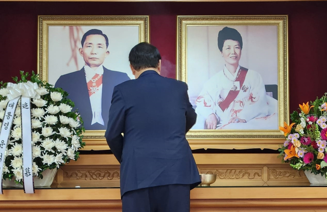 박정희·육영수 부부 영정이 있는 추모관에 헌화하는 윤석열 대통령. 이철우 경북도지사 페이스북