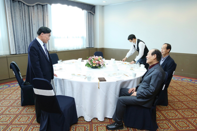 오찬 예약을 한 고객을 찾아가 불편함이 없는지 사전 점검하고 있는 이구목 대표. 이무성 객원기자