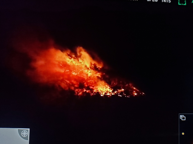 4일 오후 포항시 북구 기계면 마봉산에서 발생한 산불을 산림당국이 진화하고 있다. 포항북부소방서 제공.