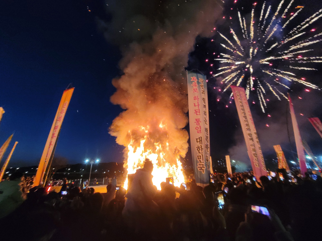 지난해 2월 북구 금호강변 산격야영장에서 시민들의 소원지가 걸려있던 달집이 타고있는 모습. 매일신문 DB