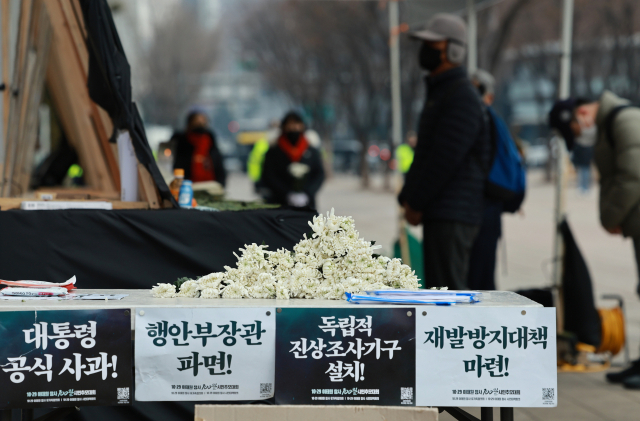 이태원 참사 발생 100일을 맞은 5일 시청 앞 서울광장에 마련된 10·29 이태원 참사 희생자 합동분향소를 찾은 시민들이 조문하고 있다. 연합뉴스