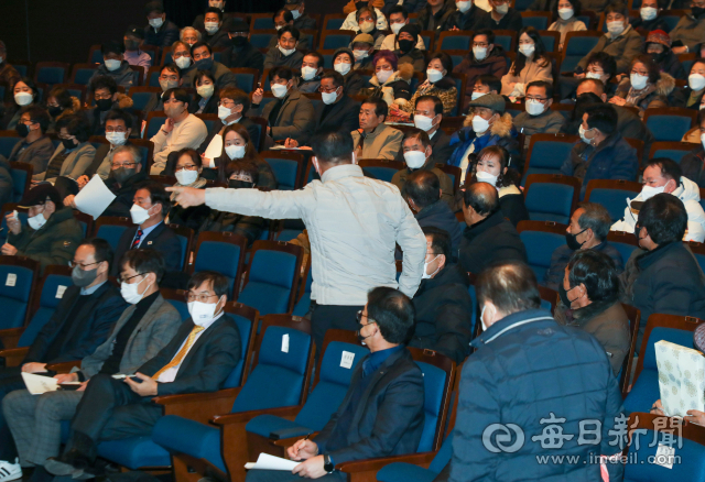 6일 오후 대구 동구 아양아트센터에서 열린 팔공산국립공원 지정을 위한 주민설명회 및 공청회에서 지정발표자 토론 진행 중 반대 측과 찬성 측 일부 주민들 간 고성이 오가고 있다. 우태욱 기자 woo@imaeil.com