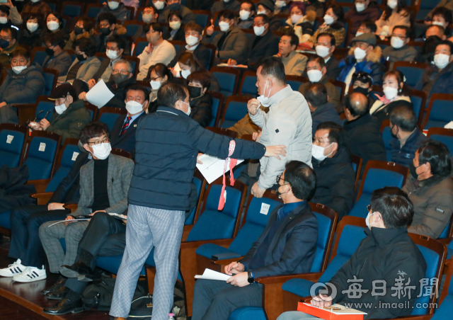 6일 오후 대구 동구 아양아트센터에서 열린 팔공산국립공원 지정을 위한 주민설명회 및 공청회에서 지정발표자 토론이 진행되고 있다. 우태욱 기자 woo@imaeil