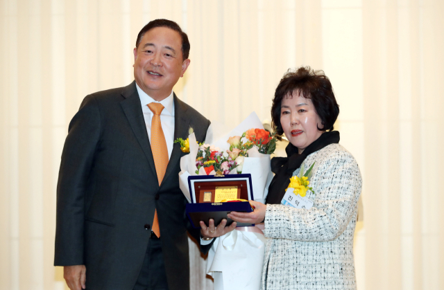 6일 매일 탑 리더스 아카데미 총동창회장 이·취임식이 호텔인터불고 대구에서 열려 신임 회장으로 취임한 손동기(왼쪽) 8대 회장과 진덕수 이임회장이 추대패 전달식을 마친 후 기념촬영을 하고 있다. 안성완 기자 asw0727@imaeil.com