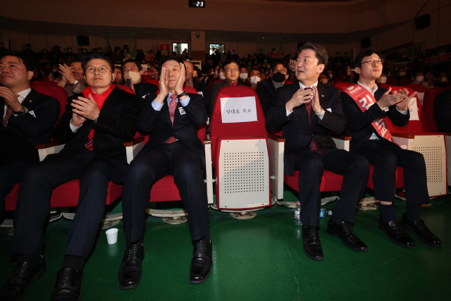 국민의힘 황교안(왼쪽부터)·김기현·안철수·김준교 당 대표 후보가 5일 오후 서울 동작문화원 대강당에서 열린 국민의힘 동작구 갑 합동 당원대회에서 참석하고 있다. 연합뉴스