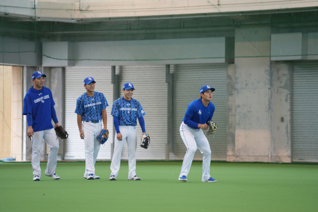 삼성라이온즈 신진 내야수 4인방(왼쪽부터 김영웅, 이재현, 김지찬, 김재상)이 6일 일본 오키나와 온나손 아카마구장 실내 연습장에서 수비 훈련을 진행하고 있다. 삼성라이온즈 제공