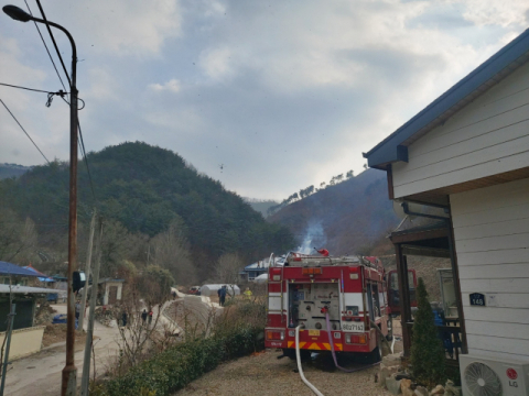 포항 죽장면 야산서 산불…민가에 번져 1채 불타