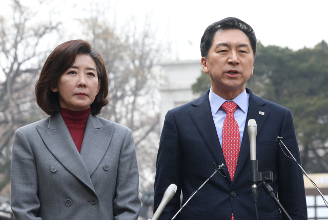 국민의힘 김기현 당 대표 후보와 나경원 전 의원이 7일 오후 서울 중구 달개비 앞에서 전당대회 관련 입장을 발표하고 있다. 연합뉴스