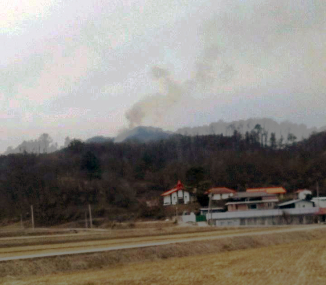 7일 오후 2시 59분쯤 경북 상주시 이안면 한 야산 9부 능선에서 산불이 발생해 연기가 나고 있다. 경북소방본부 제공