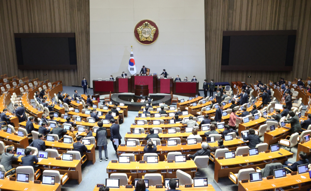 김진표 국회의장이 8일 오후 국회 본회의장에서 이상민 행정안전부 장관의 탄핵소추안 통과를 선포하고 있다. 연합뉴스