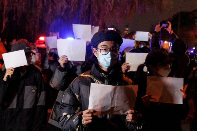 지난해 11월 27일 중국 베이징에서 열린 우루무치 화재 희생자 추도식에서 코로나19 봉쇄 조치에 반대하는 시민들이 검열에 대한 저항의 상징으로 