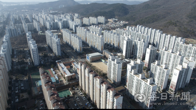 정부가 아파트 층간소음을 막기 위해 공동주택 바닥구조에 대한 하자 판정기준을 마련한다. 대구 시내 아파트 단지 모습. 안성완 기자 asw0727@imaeil.com