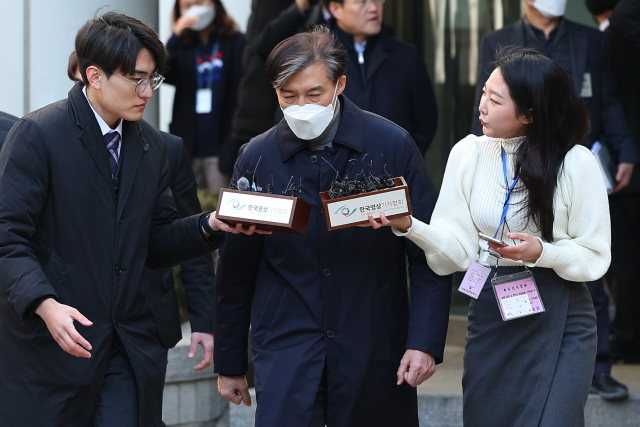 조국 전 법무부 장관이 3일 오후 서울 서초구 서울중앙지법에서 열린 1심 선고공판에서 징역 2년을 선고받은 뒤 법원을 떠나고 있다. 연합뉴스