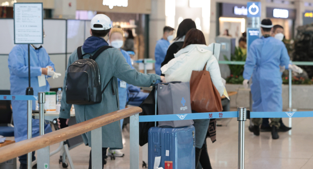 중국발 단기비자 발급 재개를 하루 앞둔 10일 인천국제공항 제1여객터미널에서 중국발 입국자들이 의료진 안내를 받고 있다. 중앙재난안전대책본부는 10일 회의에서 중국발 입국자 양성률이 최근 1％로 낮아졌고 확진자 중 우려 변이가 나타나지 않았다고 밝히며 2월 말까지로 연장됐던 중국인에 대한 단기비자 발급 제한 조치를 11일 조기 해제하기로 결정했다. 입국 전후 검사와 항공편 증편 중단 등 다른 중국발 입국자 방역 대책은 유지된다. 연합뉴스