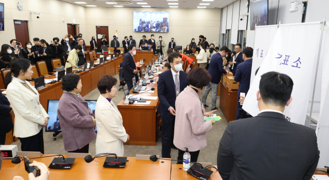 9일 국회에서 열린 보건복지위원회 전체회의에서 여야 의원들이 간호사법 등 7건을 본회의 직접 회부하는 법안에 관해 무기명 투표를 하고 있다. 이날 투표 의결된 법안은 간호법안과 의료법 일부개정법률안, 감염병의 예방 및 관리에 관한 일부개정법률안, 국민건강보험법 일부개정법률안, 노인복지법 일부개정법률안, 장애아동 복지지원법 일부개정법률안, 장애인복지법 일부개정법률안 등 모두 7건이다. 연합뉴스