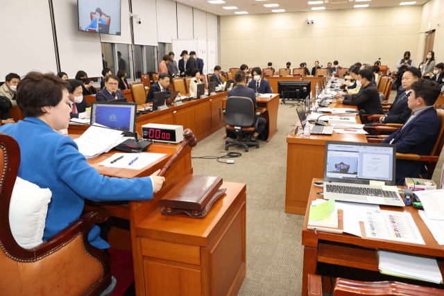 9일 국회에서 열린 보건복지위원회 전체회의에서 정춘숙 위원장이 간호사법 등 7건의 본회의 직접 회부 법안을 의결하고 있다. 이날 의결된 법안은 간호법안과 의료법 일부개정법률안, 감염병의 예방 및 관리에 관한 일부개정법률안, 국민건강보험법 일부개정법률안, 노인복지법 일부개정법률안, 장애아동 복지지원법 일부개정법률안, 장애인복지법 일부개정법률안 등 모두 7건이다. 연합뉴스