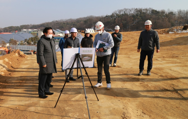 안동시가 유통환경 변화와 새로운 소바지 요구에 대응하기 위해 안동공영도매시장 시설 현대화사업에 본격 나섰다. 권기창 안동시장이 공사현장을 살펴보고 있다. 안동시 제공