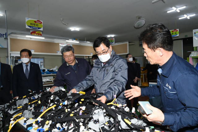 주낙영 경주시장이 지역 한 자동차 부품 업체를 방문해 주력 상품에 대한 설명을 듣고 있다. 경주시 제공